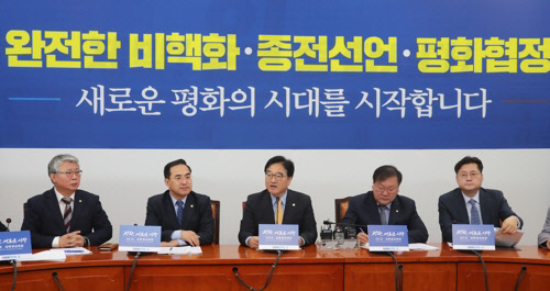 민주당이 8일 오전 국회에서 원내대책회의를 열고 있다./연합뉴스